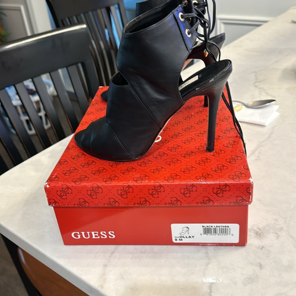 Guess Ollay Corset Cut Out Tie Heels
Black Leather Sandals Size 8 - Picture 3 of 8